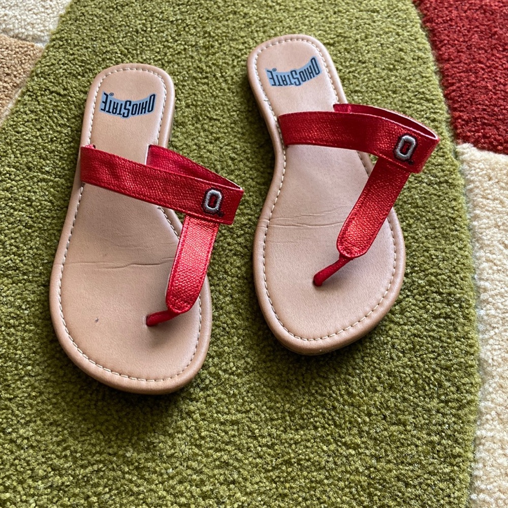 Size 6 Ohio State thong sandal.